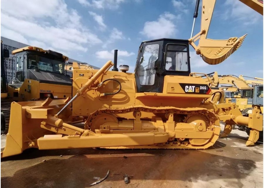 CAT D6 — бульдозер