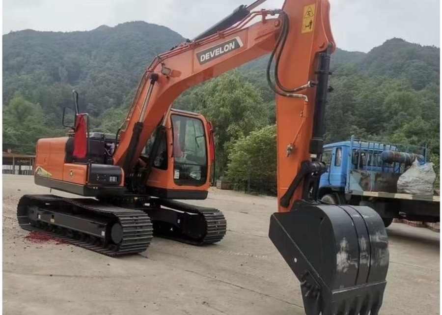 Doosan 150 — гусеничный экскаватор