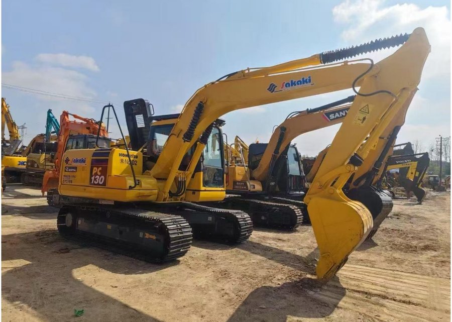 Komatsu 130 — гусеничный экскаватор